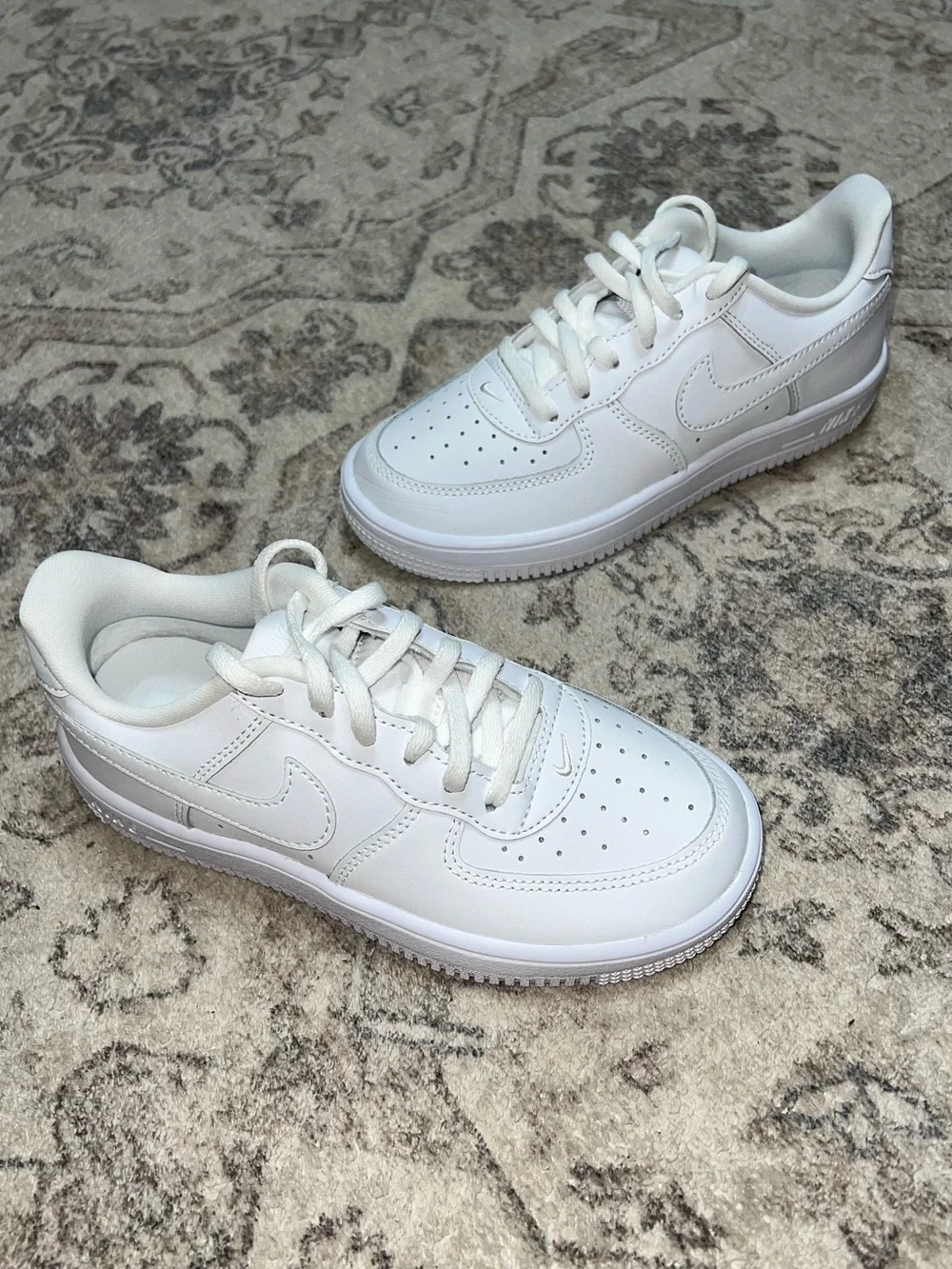 Kids’ White Nike Air Force 1 LE sneakers